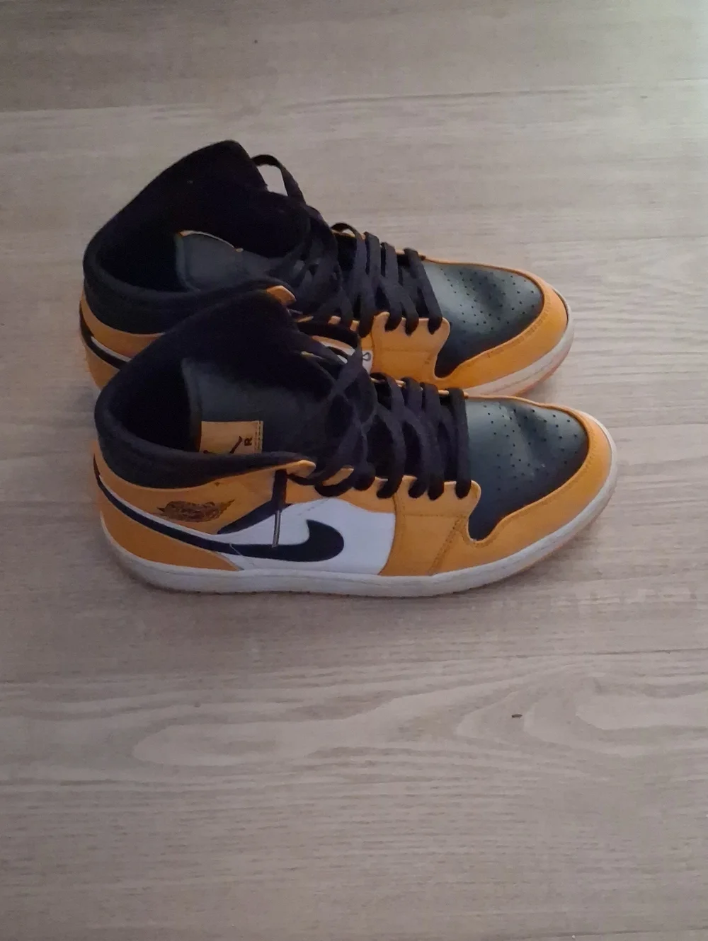 Jordan 1 Mid 